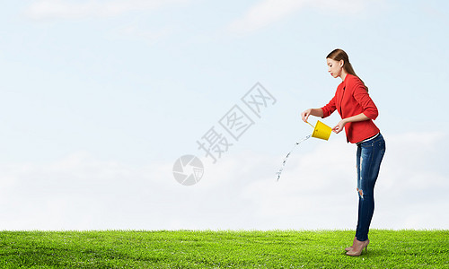 女孩水桶里倒水穿着红色夹克的轻女人手里着水桶图片