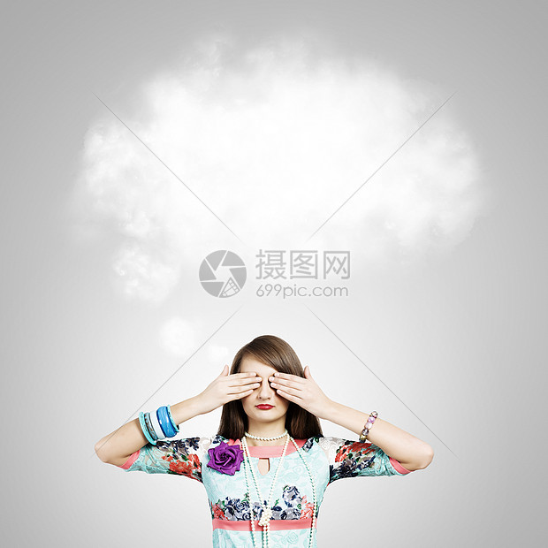 闭着眼睛的女人轻漂亮的女人用手遮住眼睛