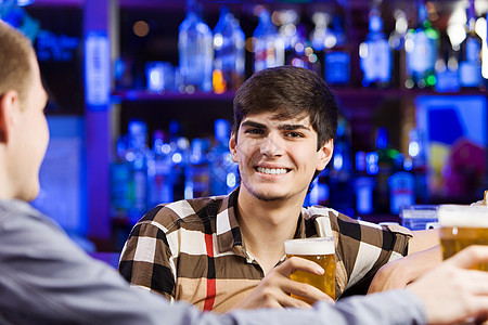 两个年轻人坐酒吧里聊天图片
