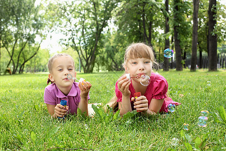 夏天公园里的小女孩泡泡图片