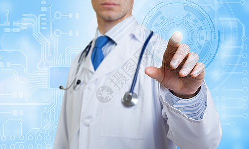 医学创新技术的男医生与听诊器工作与虚拟屏幕板图片