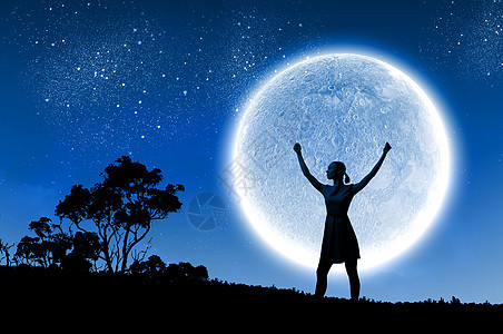 晚上的女人女人着满月的剪影,举手图片