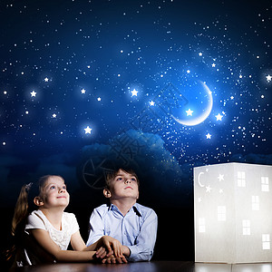 月亮女孩晚上梦可爱的小男孩女孩看着房子的模型背景