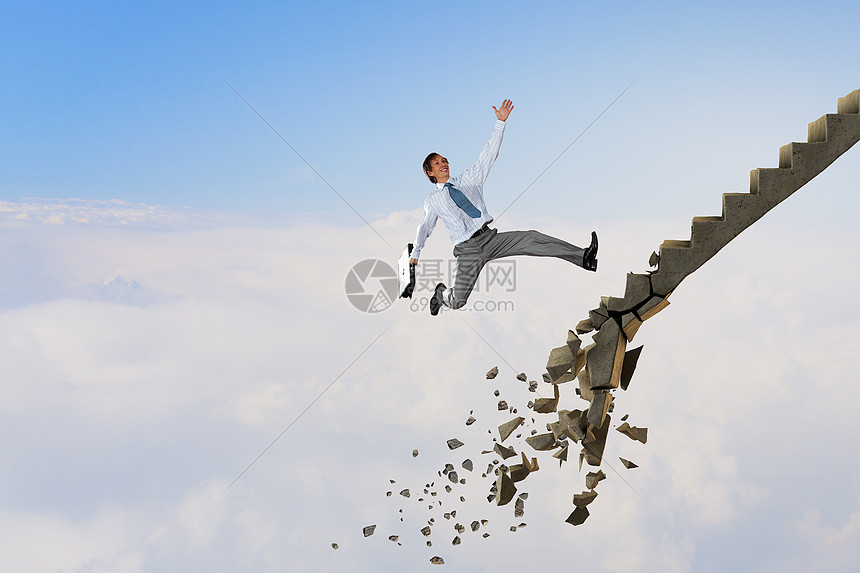 提升职业阶梯,克服挑战轻的商人走倒塌的楼梯上,代表着成功的图片