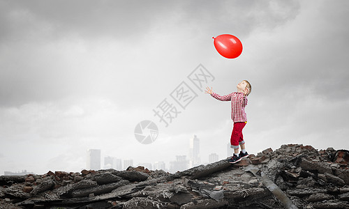 孩子气球粗心快乐的孩子小可爱的男孩快乐地玩着五颜六色的气球背景