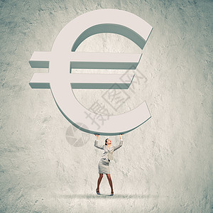 欧元升值女商人头顶上举巨大的欧元标志的形象图片