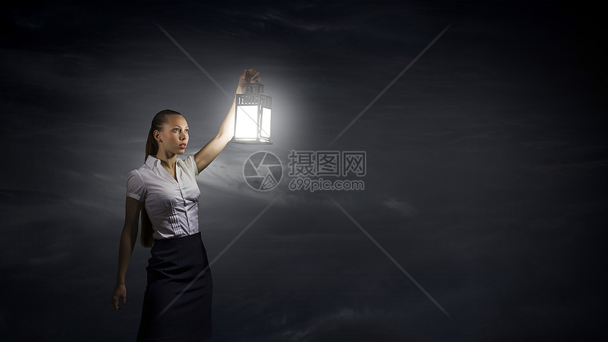 带灯笼的女商人轻的女商人手灯笼黑暗中行走