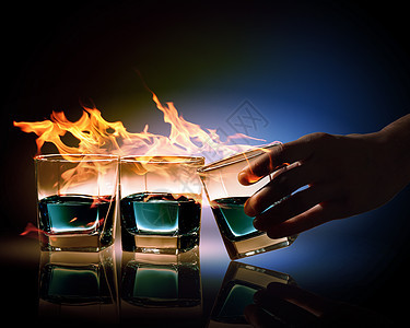 三杯燃烧的翡翠苦艾酒三杯燃烧的翡翠苦艾酒的图像图片