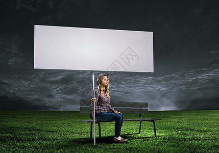 的女人轻的女孩穿着休闲的白色横幅坐长凳上文字的位置背景图片