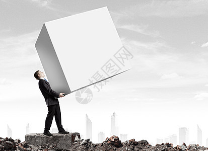 商人带着立方体轻的商人带着白色的大立方体文字的位置背景图片