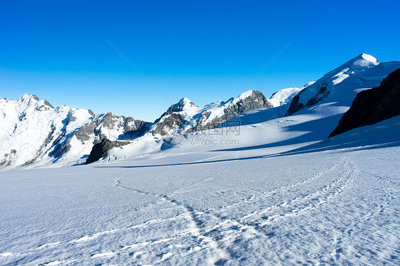 山峰山景雪,蓝天清澈图片