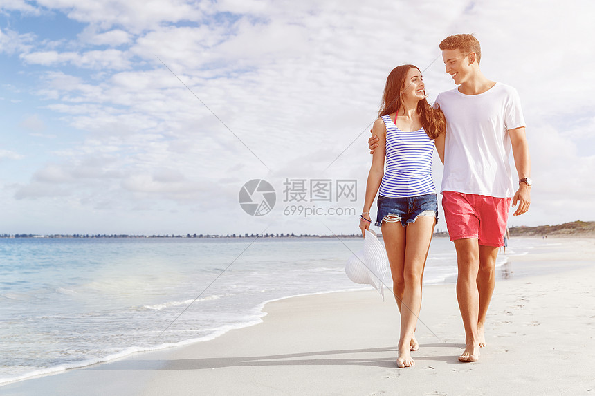 浪漫的轻夫妇海滩上浪漫的轻夫妇海滩上沿着海岸散步图片