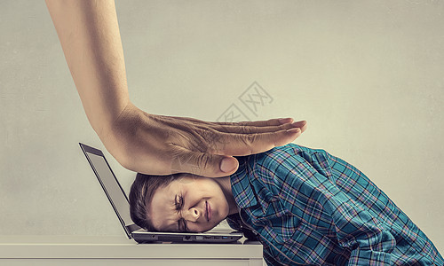 工作的压力下女程序员用手按住笔记本电脑背景图片