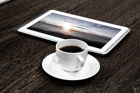 平板电脑杯咖啡记事本桌子上工作场所图片
