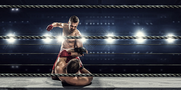 两名专业拳击手舞台上聚光灯上战斗背景图片