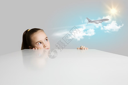 女孩飞机天空中小可爱的女孩看着飞行的飞机图片