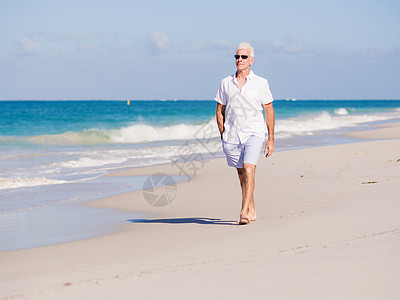 阳光明媚的日子,穿着白色衣服的男人海滩上海滩上美好的天图片