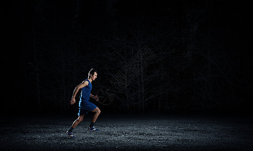 穿着运动服的跑步者穿着黑色全速前进背景图片