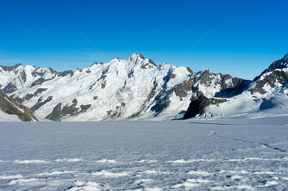 山峰山景雪,蓝天清澈图片