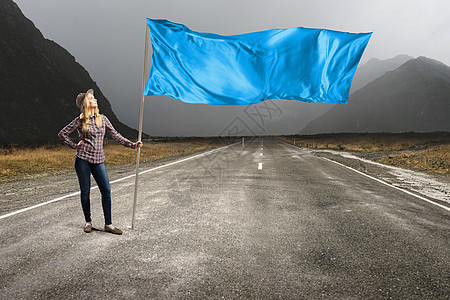 飘扬的旗子蓝色挥舞的女人学生女孩穿着休闲装,手里着蓝色的旗子背景