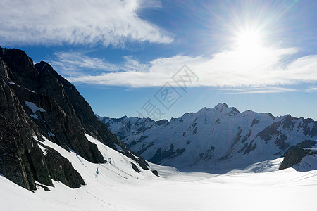 远处的山雪山山景雪,蓝天清澈背景