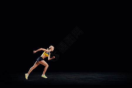 全速前进轻的女运动员黑暗的背景下跑得很快背景图片
