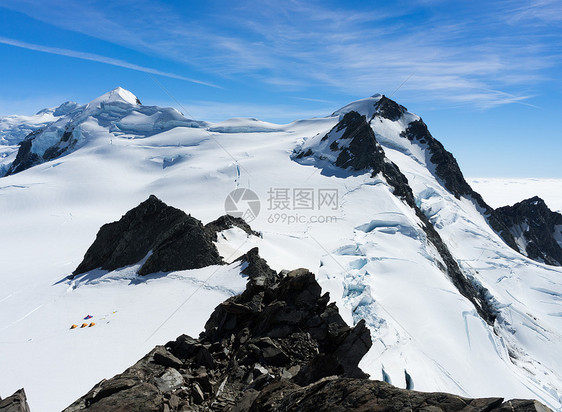 雪山山景雪,蓝天清澈图片