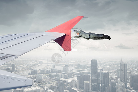 飞行飞机的机翼上轻的商人飞机机翼边缘飞行图片