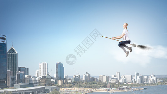 轻女孩空中的扫帚上随意飞行扫帚上的女孩图片