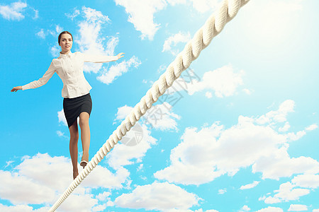 女商人绳子上平衡女商人绳子上平衡的形象风险图片