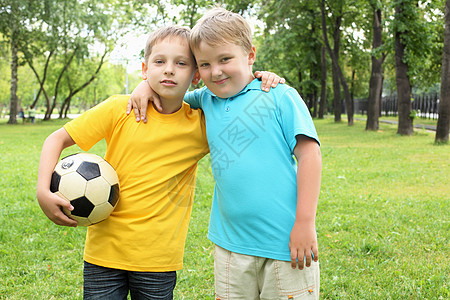 公园里两个带球的男孩图片