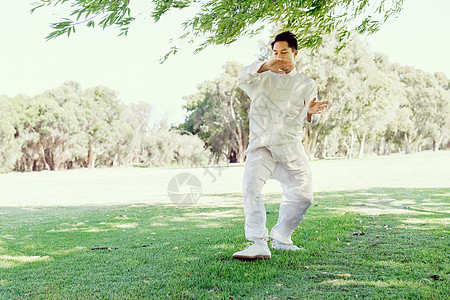 练泰国气的帅哥夏天公园里练太极拳的帅哥图片