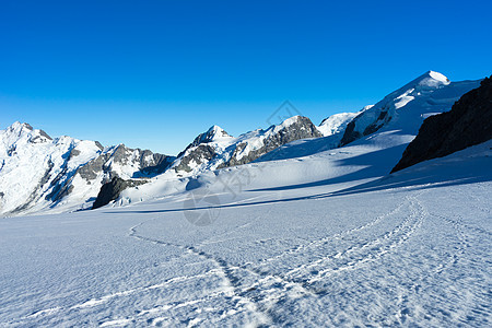 山峰山景雪,蓝天清澈图片