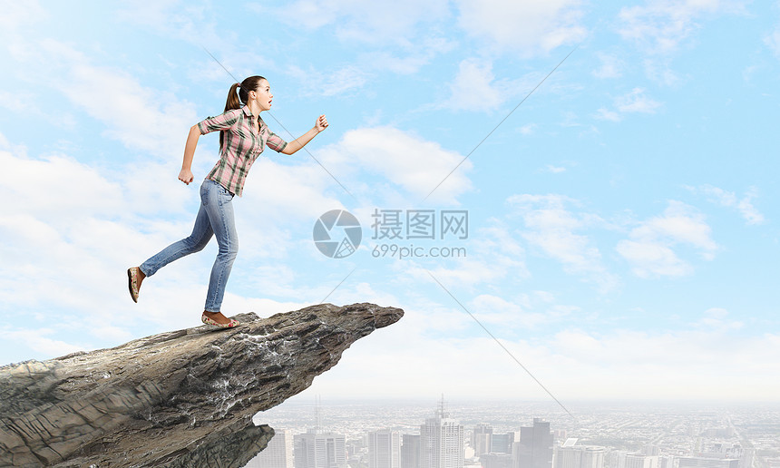 奔跑的女人轻的女人岩石随意奔跑