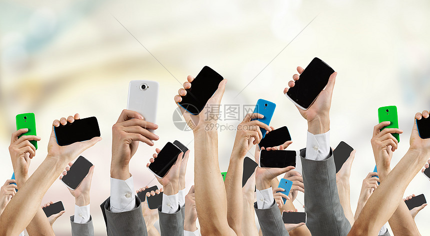 群手里着电话的人群举手展示手机的人图片