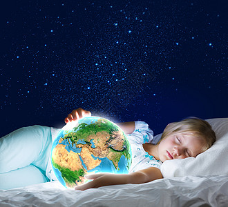 晚安女孩躺床上,手里着地球行星这幅图像的元素由美国宇航局提供的背景图片