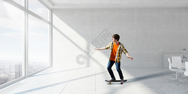 男孩骑滑板活跃的家伙办公室内部骑滑板图片
