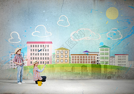 丰富多彩的童两个学龄儿童用滚筒画墙图片