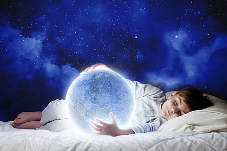 晚上梦可爱的男孩月亮睡床上图片