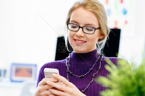 办公室里的商务女士着手机轻的商务女办公室着手机图片