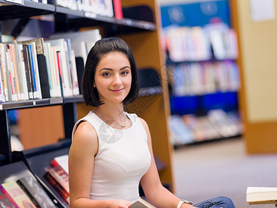 图书馆里快乐的女学生图片