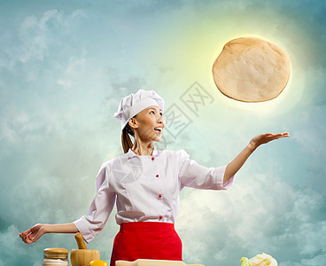 亚洲女厨师披萨亚洲女厨师彩色背景下制作比萨饼图片
