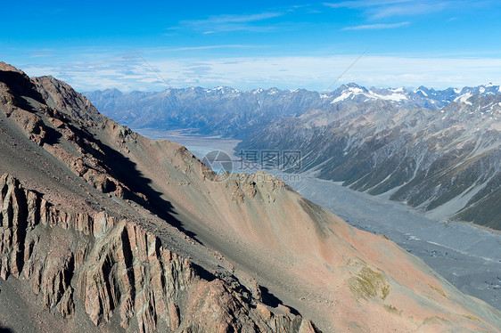 新西兰清澈蓝天的石岩自然景观图片