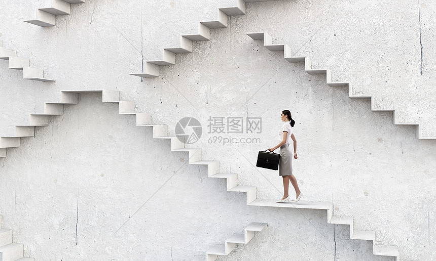上职业阶梯带着手提箱的女商人爬上石楼梯图片