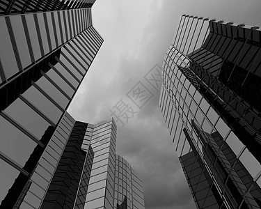 现代城市天空中雷电的摩天大楼的底部图像图片