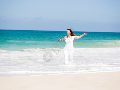 水衣服阳光明媚的天,海滩上穿着白色衣服的女人海滩上美好的天背景