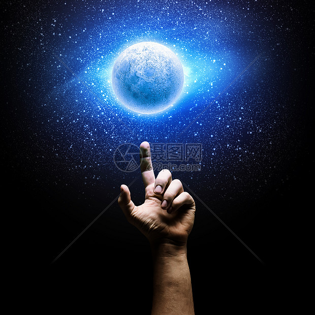 月亮的形象人类的手指向太空中的月亮