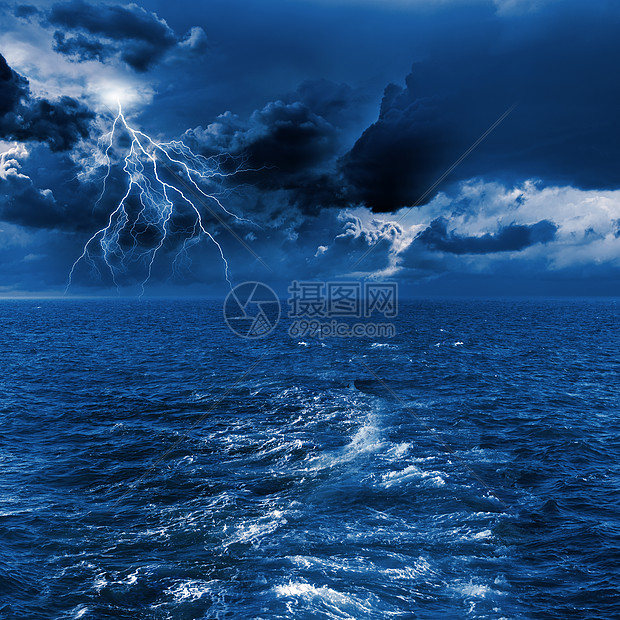 海上雷雨大浪闪电的夜晚暴风雨海的形象