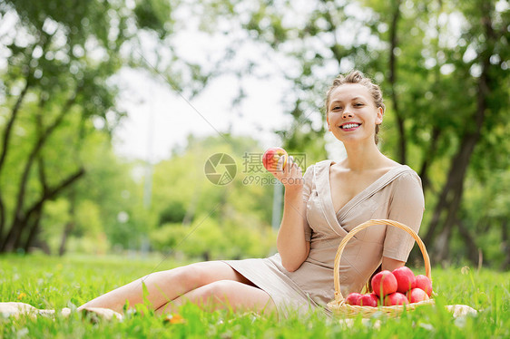 带苹果的女孩夏天公园里带着苹果的轻漂亮女人图片