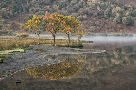 美丽的冬季雾日出克拉姆莫克水英格兰湖区图片